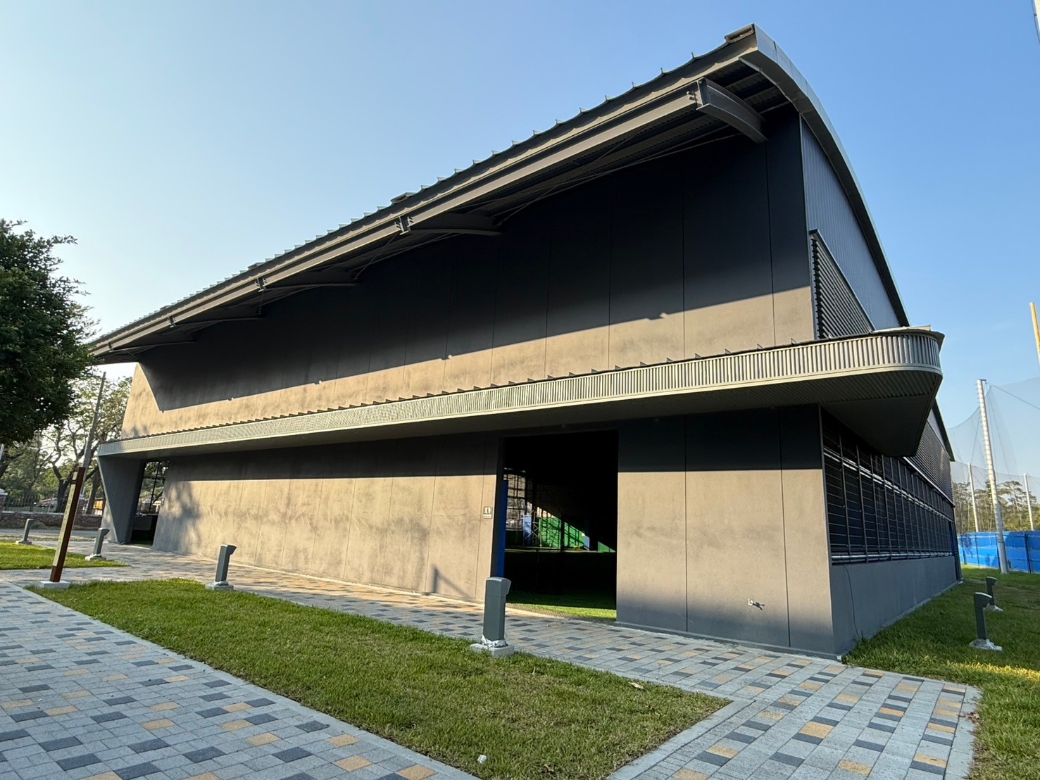 (圖)National Sports Training Center indoor batting cage exterior.
